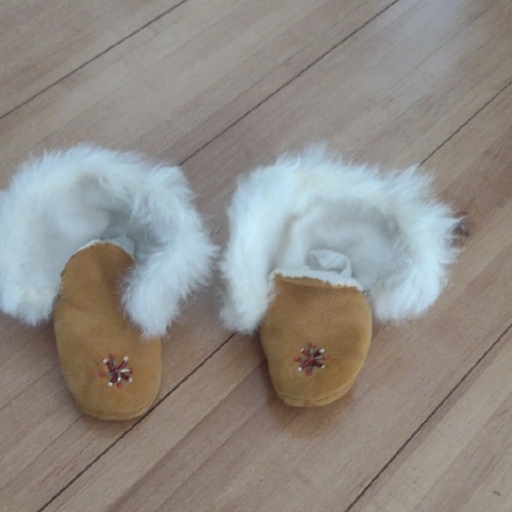 Vintage, handmade kids Moccasins.Trimmed with white Rabbit fur and beading.